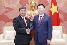 Le Président de l’Assemblée nationale du Vietnam Vuong Dinh Huê (à droite) serrant la main du Vice-Président de l’Assemblée nationale du Laos Khambay Damlath. Photo : VNA