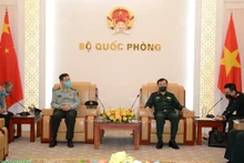 Le général de corps d'armée Hoàng Xuân Chiên (à droite) reçoit le colonel Pan Tao. Photo : qdnd.vn