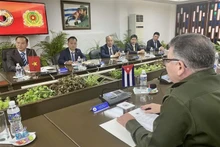 Le général de brigade Nguyên Van Long, vice-ministre vietnamien de la Sécurité publique (à gauche), s'entretient avec le général de division Lázaro Alberto Álvarez Casas, ministre cubain de l'Intérieur. Photo : VNA. 