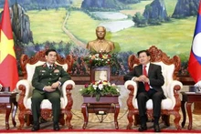 Le Secrétaire général du Parti populaire révolutionnaire lao et Président lao, Thongloun Sisoulith (à droite), et le ministre vietnamien de la Défense, Phan Van Giang, à Vientiane, le 13 septembre. Photo : VNA.