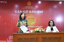 Lê Thi Thu Hang, vice-ministre des Affaires étrangères (debout) préside la conférence de presse sur le programme "Printemps au pays natal" 2025 Photo : VNA.