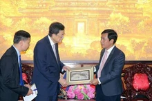 Le président du Comité populaire de la province centrale de Thua Thiên-Huê, Nguyên Van Phuong (à droite) lors de sa rencontre avec le ministre cambodgien chargé des affaires frontalières, Var Kimhong. Photo : thoidai.com.vn.