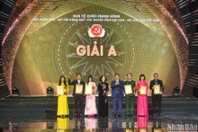Lors de la cérémonie de remise des Prix "Marteau et Faucille d’or" 2023 à Hanoï. Photo : NDEL.