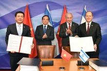Le Vice-Premier ministre vietnamien, Trân Luu Quang, et le Premier ministre israélien, Benjamin Netanyahu, assistent à la cérémonie de signature de l'Accord de libre-échange Vietnam - Israël. Photo : VGP.