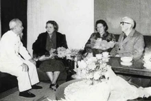L’oncle Hô et la famille de l’avocat Loseby en 1960. Photo d'archives : Musée Hô Chi Minh.