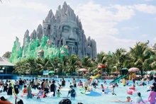 Le parc culturel Suoi Tiên, à Hô Chi Minh-Ville, est plein de joyeux vacanciers, le 13 février. Photo : sggp.org.vn