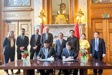 Signature du MoU entre le Comité populaire de Hô Chi Minh-Ville et le gouvernement de Rotterdam en réponse au changement climatique et à la gestion des inondations à Hô Chi Minh-Ville. Photo : sggp.org.vn