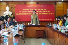 La présidente de l’Union des Femmes vietnamiennes, Hà Thi Nga, à la rencontre des femmes vietnamiennes exemplaires à Vientiane. Photo : VNA.