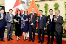 Des responsables vietnamiens et canadiens lors de la célébration. Photo : baoquocte.vn.