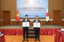 Signature d'accords de coopération entre KDDI Vietnam et FPT Software Strategic Business Alliance, ainsi qu'entre Aureole CSD et l’Université de la Construction Miên Tây. Photo : VNA.