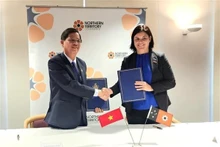Lors de la cérémonie de signature du plan de mise en œuvre du protocole d'accord entre Khanh Hoa et le Territoire du Nord d'Australie. Photo: VNA.