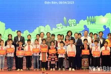 Le Premier ministre Pham Minh Chinh a remis des bourses à 300 enfants en situation difficile à Diên Biên. Photo : VNA.