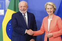 La présidente de la Commission européenne Ursula von der Leyen (à droite) et le président brésilien Lula da Silva le 17 juillet 2023. Photo : AP