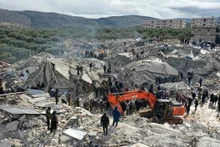 Des secouristes et volontaires recherchent des victimes et des survivants piégés dans les décombres après le tremblement de terre dans le village de Besnia, près de la frontière turque, dans la province d'Idlib, en Syrie. Photo : AFP/VNA
