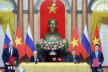 Le secrétaire général du Parti communiste du Vietnam (PCV), To Lam et le président russe Vladimir Poutine assistent à la cérémonie de remis des documents de coopération le 20 juin 2024. Photo: VNA