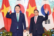 Le Premier ministre vietnamien, Pham Minh Chinh (à droite) et le Président sud-coréen Yoon Suk Yeol. Photo : NDEL.