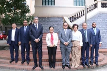 La présidente de la VUFO, Nguyên Phuong Nga et le secrétaire général du MIU de la République dominicaine, Miguel Mejia, lors de leur rencontre. Photo : thoidai.com.vn