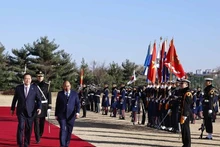 Le Président Nguyên Xuân Phuc (à droite) et son homologue sud-coréen Yoon Suk-yeol lors de la cérémonie d'accueil officielle. Photo : VNA.