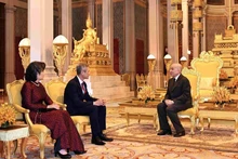 Le nouvel ambassadeur du Vietnam Nguyên Minh Vu (gauche) et le Roi cambodgien Norodom Sihamoni. Photo : VNA.