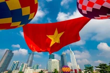 Hô Chi Minh-Ville lâche des montgolfières portant le drapeau de 1 800 m² de large à 8h00 le 2 septembre sur la rivière Sài Gon. Photo: NDEL