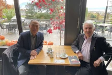 L'ambassadeur Francis Cousin (à gauche) et l'ancien ambassadeur du Vietnam en Suisse, Pham Hai Bang. Photo : baoquocte.vn