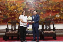 La Vice-Présidente de l’Assemblée nationale du pouvoir populaire de Cuba, Ana Maria Mari Machadom et le secrétaire du Comité du Parti de Bac Ninh, Nguyên Anh Tuân. Photo. VNA