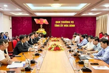 Séance de travail entre la délégation de la société japonaise Meiko Corporation et les dirigeants de la province de Hoa Binh. Photo : NDEL.