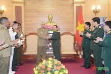 Le général de corps d’armée Trinh Van Quyêt, membre du Comité centre du Parti, vice-président du Département général des politiques de l'Armée populaire du Vietnam (à droite) et le général de brigade Marcelo Perez, chef adjoint de la politique ministère des Forces armées révolutionnaires de Cuba. Photo : qdnd.vn 