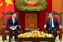 Le secrétaire général du Parti communiste vietnamien To Lam (droite) et Chey Tae-won, le président du groupe SK. Photo : NDEL.