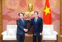 Le Vice-Président permanent de l'AN, Trân Thanh Mân (à droite) et le secrétaire général du Sénat cambodgien, Oum Sarith. Photo : VNA.