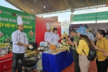 Des touristes dégustent des plats lors du concours. Photo : VNA.