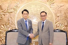 Le Hoai Trung, secrétaire du Comité central du PCV, président de la Commission centrale des relations extérieures du PCV (à droite) et Tokai Kisaburo, président du Comité de recherche de politiques du PLD du Japon, le 2 août à Hanoï. Photo : VNA.