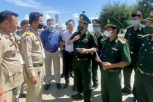 Le 26 août, le consulat général du Vietnam dans la province de Sihanoukville s'est coordonné avec les forces fonctionnelles cambodgiennes pour secourir 63 travailleurs vietnamiens, qui sont rentrés au pays le 29 août. Photo : VNA