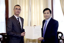 Lorenzo Pecellín Fernández, consul adjoint honoraire d’Espagne à Hô Chi Minh-Ville (à gauche) lors de la cérémonie de remise du certificat d’acceptation consulaire. Photo : baoquocte.vn.