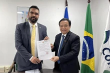 L'ambassadeur du Vietnam au Brésil, Bui Van Nghi (à droite) et Thiago José dos Santos, directeur exécutif des opérations et de l'approvisionnement au siège de la CONAB. Photo : baoquocte.vn