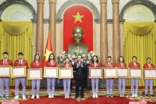 Le Président vietnamien, Vo Van Thuong (au centre), remet l’Ordre du Travail de deuxième classe et l’Ordre du Travail de troisième classe à d’autres athlètes. Photo : VNA.