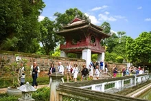 Touristes visitant le temple de la Littérature, à Hanoi. Photo : VGP.