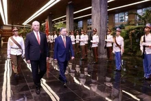 Le premier secrétaire du Parti communiste cubain (PCC) et président cubain Miguel Díaz-Canel Bermúdez et le secrétaire général du Parti communiste du Vietnam et président vietnamien Tô Lâm (à droite) passent en revue la garde d’honneur. Photo : VNA.