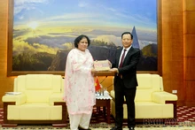Le vice-président permanent du Comité populaire de la province de Lào Cai, Hoàng Quôc Khanh (à droite) et l’ambassadrice du Pakistan au Vietnam, Samina Mehtab. Photo : baolaocai.vn