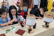 Lors de cet atelier, les participants ont exploré les origines historiques et la signification culturelle des lanternes dans le folklore vietnamien. Photo : VOV.