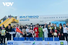 Des visiteurs chinois posent pour des photos à l'aéroport international de Cam Ranh, dans la province de Khanh Haa. Photo : VOV.