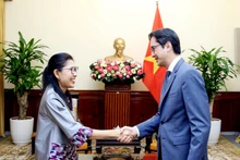 Le vice-ministre des Affaires étrangères, Dô Hung Viêt (à droite) et l'ambassadrice thaïlandaise au Vietnam, Urawadee Sriphihiromya. Photo : baoquocte.vn