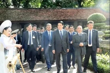 Le président Luong Cuong et le roi cambodgien Preah Bat Samdech Preah Boromneat Norodom Sihamoni visite vendredi 29 novembre le Temple de la Littérature à Hanoï. Photo : VNA.
