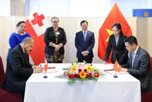 La signature sur l’établissement de relations diplomatiques entre le Vietnam et les Tonga. Photo : NDEL.
