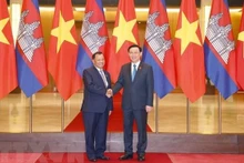 Le Président de l’Assemblée nationale du Vietnam, Vuong Dinh Huê (à droite) et le président du Sénat du Cambodge Samdech Say Chhum. Photo : VNA. 