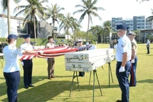 Cérémonie de réception des urnes contenant les restes des soldats américains disparus pendant la guerre du Vietnam. Photo : VNA