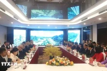 Le secrétaire du Comité du Parti de la province de Cao Bang, Trân Hông Minh, recevant le secrétaire du Comité du Parti de la ville de Baise de la région autonome Zhuang du Guangxi, Huang Rusheng. Photo : VNA.