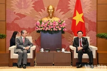 Le Président de l'Assemblée nationale du Vietnam, Vuong Dinh Huê (à droite) et l'ambassadeur de Chine au Vietnam Xiong Bo. Photo : VNA.