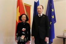 La présidente de la Commission centrale d’Organisation du PCV, Truong Thi Mai (à gauche) et le Président du Parlement finlandais Jussi Halla-Aho. Photo : VNA.