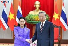 Le secrétaire général du Parti communiste vietnamien To Lam et la Première ministre thaïlandaise, Paetongtarn Shinawatra. Photo : Van Hieu/VOV.